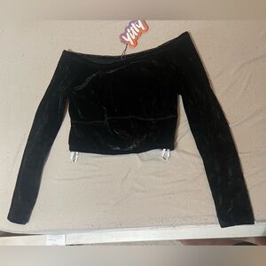YITTY Black velvet long sleeve crop top